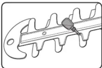 Ozito PXPHTK-2545 - Lubricating the blade - 2