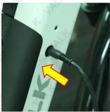 Valk Metro TR 5 + - IF THE BICYCLE HAS NOT BEEN USED FOR OVER 4 WEEKS, CHARGE THE BATTERY BEFORE USE. - 3