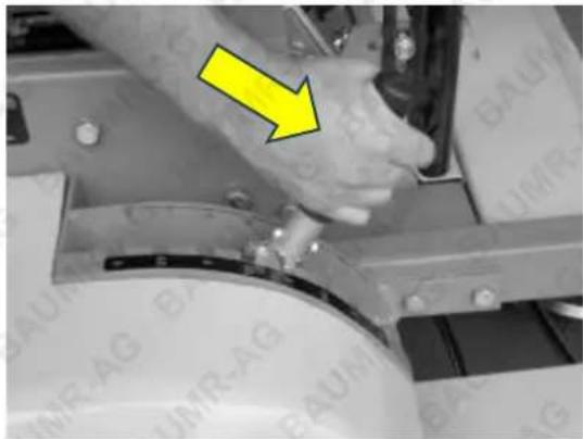 Baumr-AG 480ZRX - How to Change the Cutting Height - 2