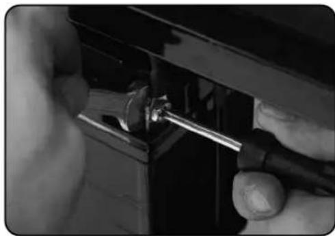 DuroStar DS13000MX - Locate the negative cable - 1