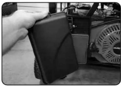 DuroStar DS13000MX - Detach clip from air filter cover - 1