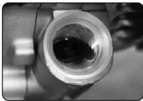 DuroStar DS13000MX - Step 1 - Check the Oil - 2