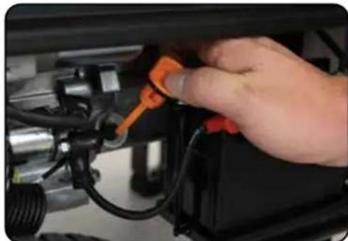 DuroStar DS10000E - Checking the Oil - 1