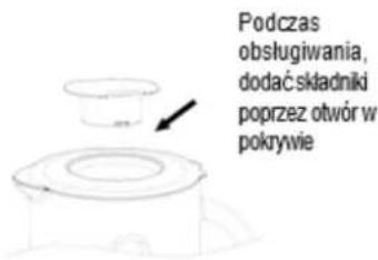 Podczas obstęgiwania, dodać składniki poprzez otwór w pokrywie
