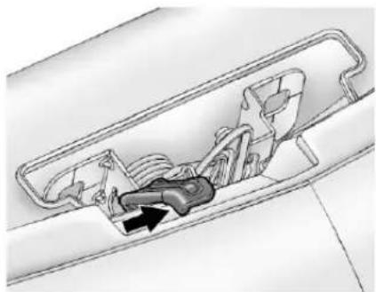 Buick Regal (2011) - Hood - 2
