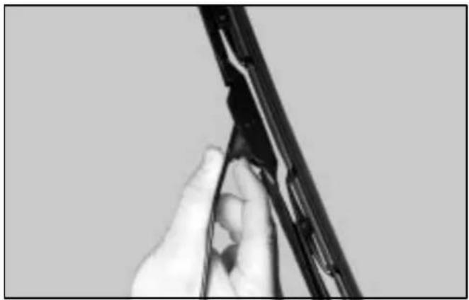 Buick Lesabre (2001) - Windshield Wiper Blade Replacement - 1