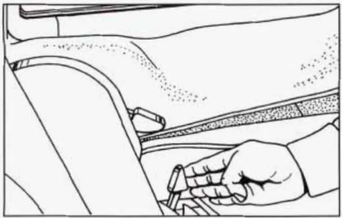 Line drawing of a hand inserting a plug into a car seatbelt (no text or symbols)