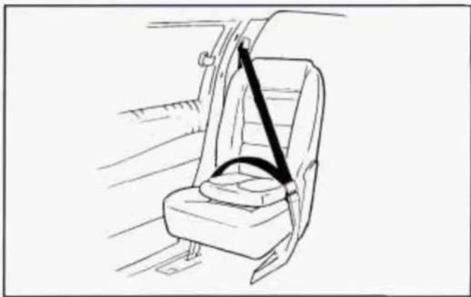 Line drawing of a car seatbelt with a black diagonal bar indicating the seat (no text or symbols)