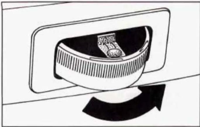 Diagram of a kitchen appliance with a bowl and lid, showing a curved arrow indicating rotation (no text or symbols)