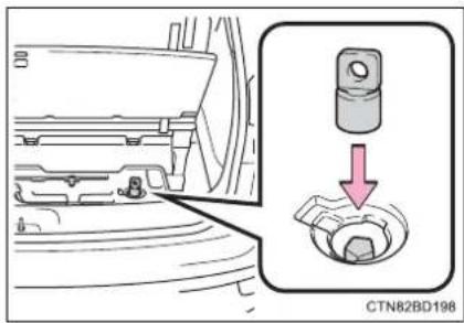 TOYOTA Highlander Hybrid (2018) - Taking out the spare tire - 5
