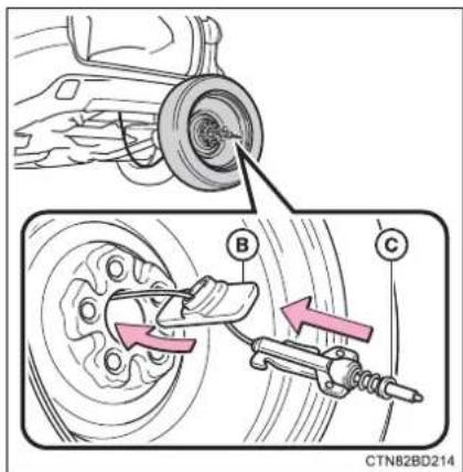 TOYOTA Highlander Hybrid (2018) - Taking out the spare tire - 11
