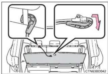 TOYOTA Highlander Hybrid (2018) - Taking out the jack - 2