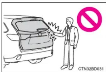 TOYOTA Highlander Hybrid (2018) - ■Operating the back door - 2