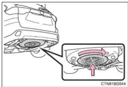 TOYOTA Highlander Hybrid (2018) - Stowing the flat tire, jack and all tools (with a full-size spare tire) - 6