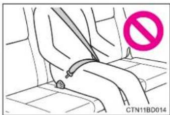 TOYOTA Highlander Hybrid (2018) - ■When using the third center seat belt - 1
