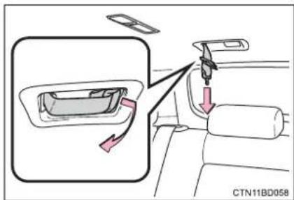 TOYOTA Highlander Hybrid (2018) - Fastening the seat belt (for the third center seat) - 1