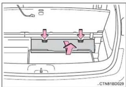 TOYOTA Highlander Hybrid (2018) - Taking out the jack - 3