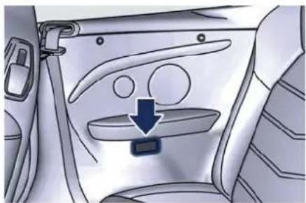 Interior view of a car showing the seatbelt with a blue arrow pointing to it, no text or symbols present.