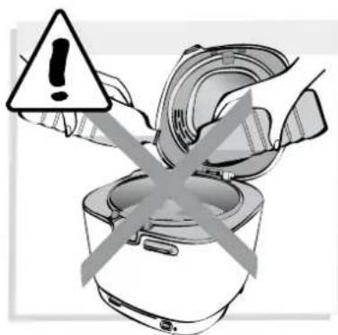 Illustration of a kitchen appliance with warning symbol and crossed-out kitchen pan, indicating cooking or storage issues.