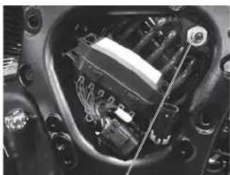 Indian Chief Vintage (2014) - Shock Air Pressure (Ride Height) Adjustment (CHIEFTAIN) - 1