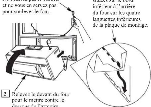 2 Relevez le devant du four pour le mettre contre le dessous de l'armoire. 3 De ne vou en servez pas pour soulever le four. 4 Sultes sur le bord inférieur à l'arrière du four sur les quatre languettes inférieures de la plaque de montage.