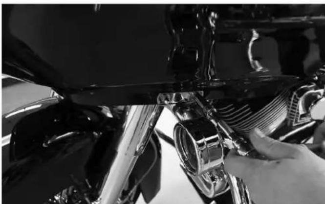 Rockford Fosgate HD9813SG-STAGE3 - Step 1 - Fairing Removal - 1