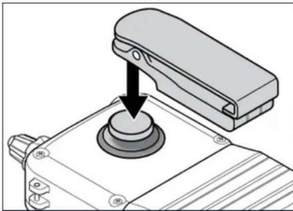 UNIDEN UBCD396XT - Attach the belt clip - 1