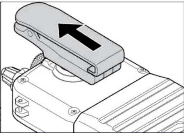 UNIDEN UBCD396XT - Attach the belt clip - 2