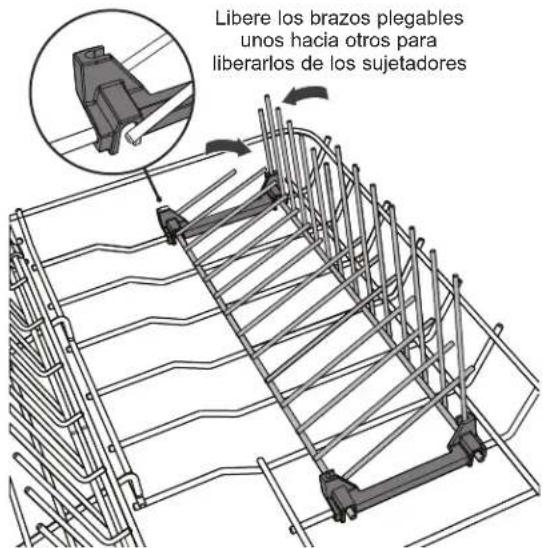 Libere los brazos plegables unos hacia otros para liberarlos de los sujetadores