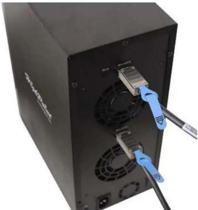 Highpoint RocketStor 6418AS - Preparing the Enclosure - 3