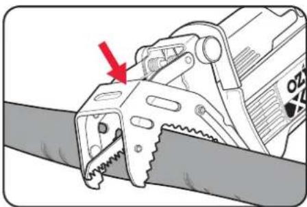 Ozito PXPRSS-018 - Cutting a Branch using the Clamping Jaw - 1