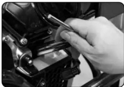 DuroMax XP15000EH - Remove spark plug cap - 1