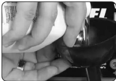 DuroMax DS13000EH - Step 1 - Check the oil - 3