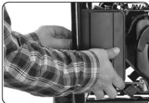 DuroMax DS13000EH - Cleaning the air cleaner - 1
