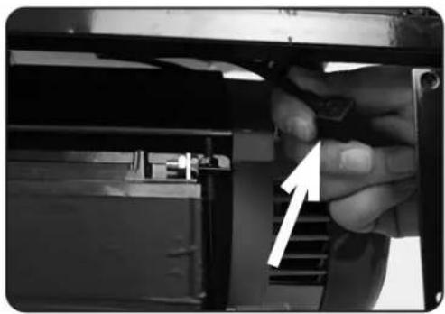 DuroMax DS13000EH - Remove the battery cover - 1
