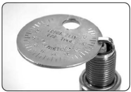 DuroMax DS13000EH - Measure plug gap - 1