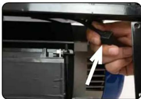 DuroMax XP12000DX - Remove the battery cover - 1