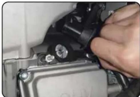 DuroMax XP9500iH - Remove valve cover insulator - 1