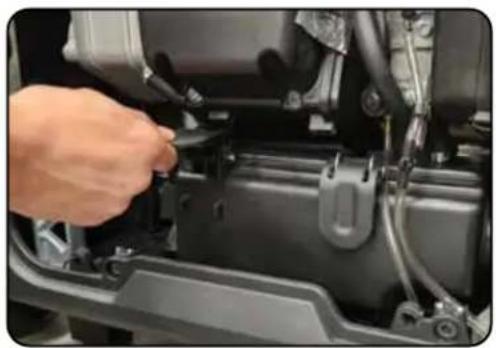 DuroMax XP9500iH - Remove side service cover - 1