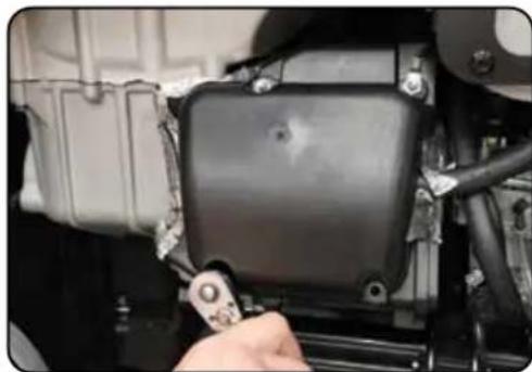 DuroMax XP9500iH - Remove side service cover - 1