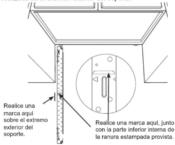 Realice una marca aquí sobre el extremo exterior del soporte. Realice una marca aquí, junto con la parte inferior interna de la ranura estampada provista.