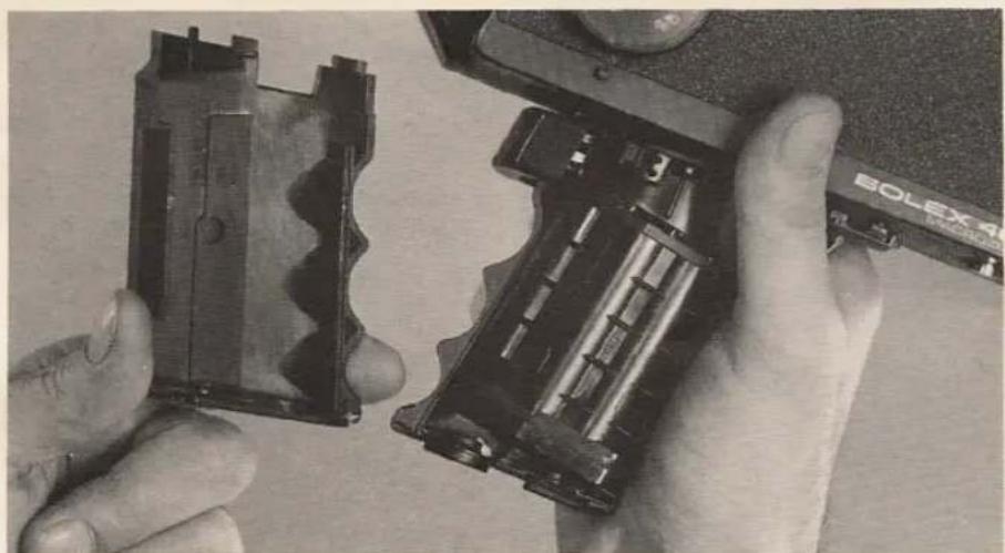 BOLEX 480 MacroZoom - Inserting the batteries (five 1.5 V cells) - 1