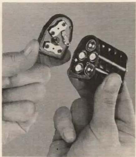 BOLEX 480 MacroZoom - Inserting the batteries (five 1.5 V cells) - 2