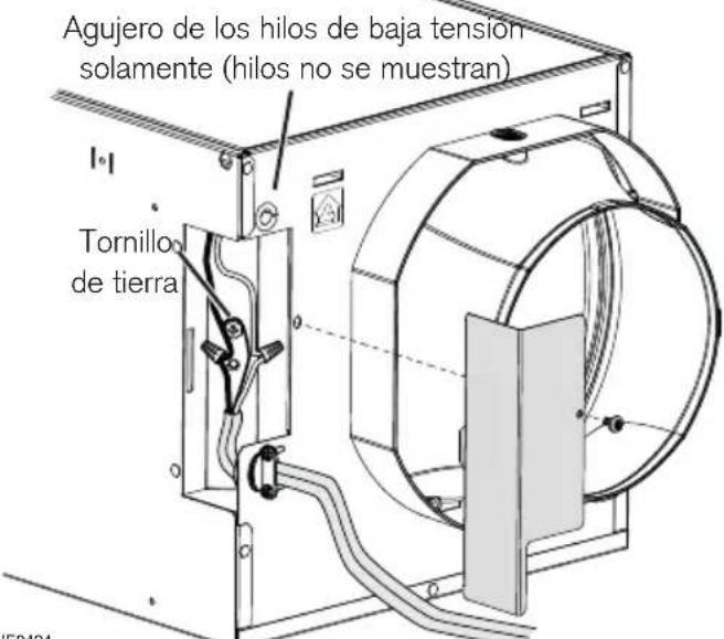 Agujero de los hilos de baja tensión solamente (hilos no se muestran) Tornillo de tierra
