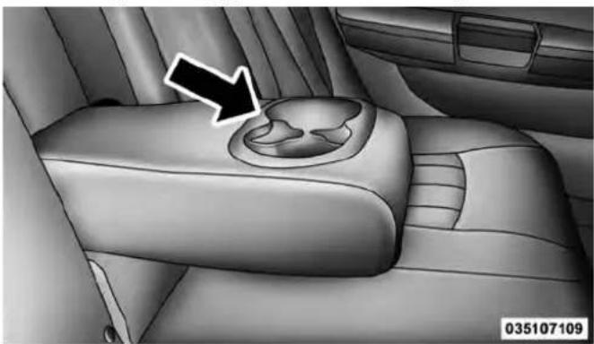 Chrysler 300 SRT (2010) - RearSeatCupholders - 1