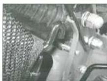 COBRA M40C - MOUNTING AND DISMOUNTING THE GRASS CATCHER - 2