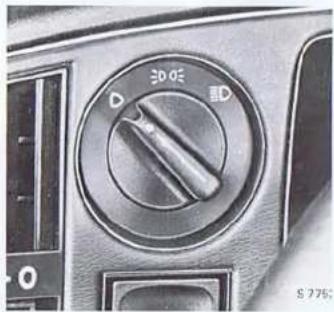 SAAB 900 (1982) - Headlight Dimmer, High Beam Flasher, and Direction Indicator Control - 2