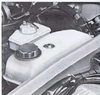 SAAB 900 (1982) - Checking the Coolant Level - 1