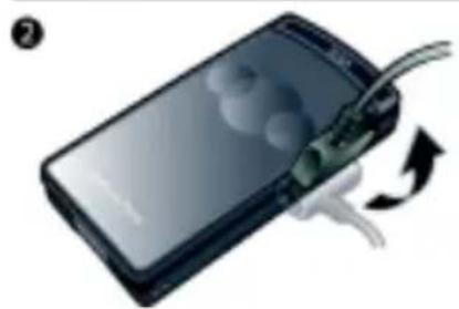 SONY ERICSSON W980i - Charging the battery - 2