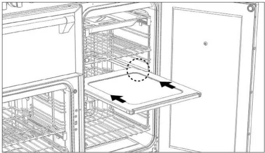 Line drawing of an open oven with a tray and door, showing internal structure and airflow direction (no text or symbols)